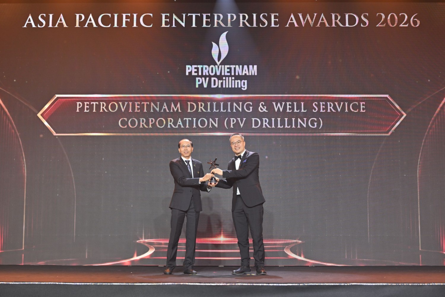 Ông Đỗ Danh Rạng - Phó Tổng Giám đốc PV Drilling đại diện Tổng công ty nhận Giải thưởng APEA 2026 ở hạng mục “Doanh nghiệp quản trị bền vững và minh bạch”.