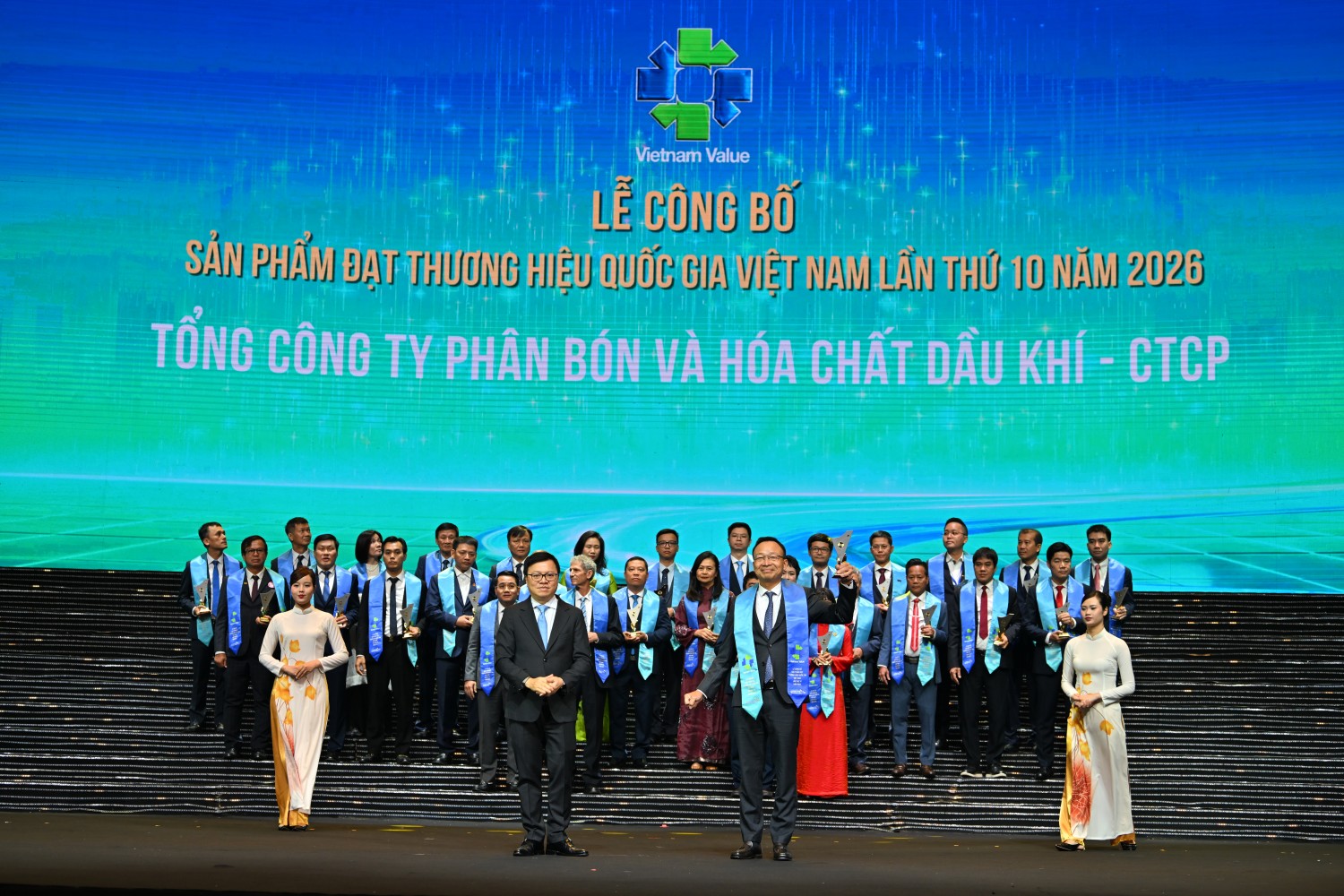 Tổng Giám đốc PVFCCo - Phú Mỹ Phan Công Thành đại diện đơn vị nhận giải thưởng Thương hiệu quốc gia Việt Nam lần thứ 10