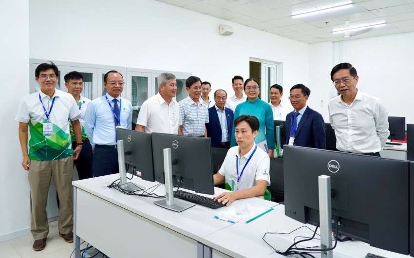 Ông Trần Quang Dũng - Phó Bí thư Thường trực Đảng ủy PETROVIETNAM và các đại biểu tham quan các phòng thi