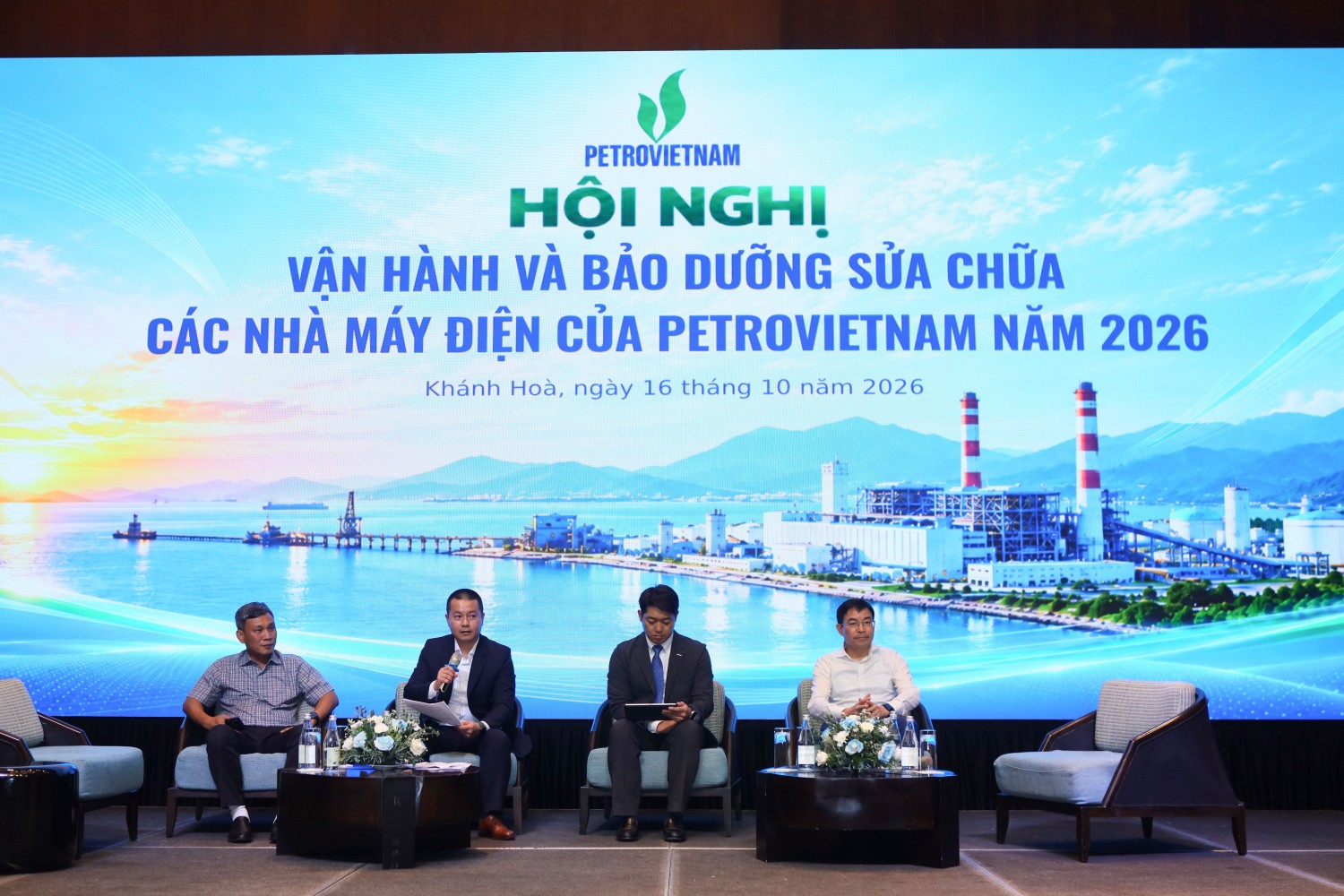 Các đại biểu trao đổi tại hội nghị.
