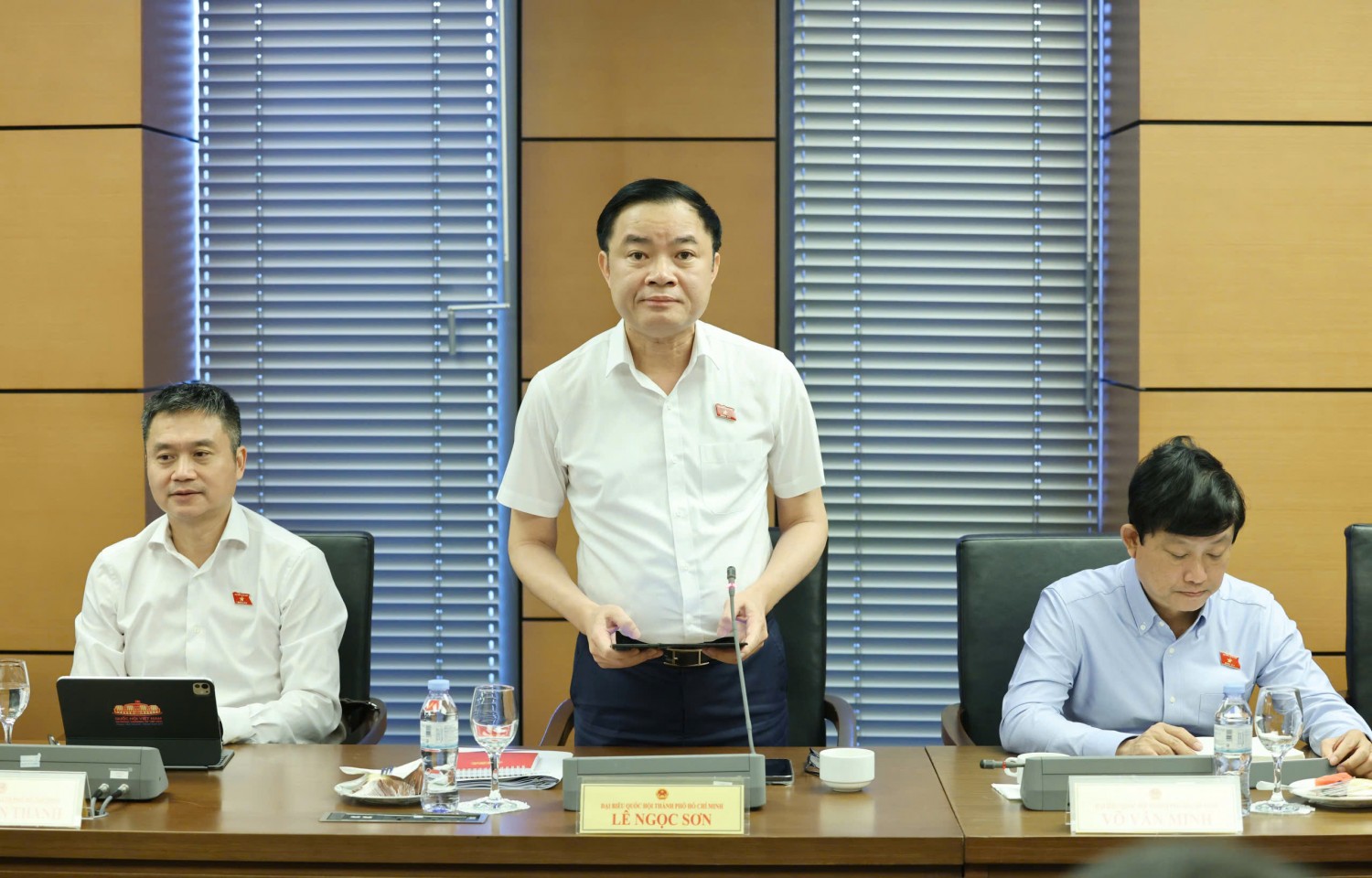 ĐBQH Lê Ngọc Sơn, Chủ tịch HĐTV Tập đoàn Công nghiệp - Năng lượng Quốc gia Việt Nam (PETROVIETNAM) tham gia phát biểu tại Tổ về tình hình kinh tế - xã hội năm 2026 và kế hoạch năm 2027.