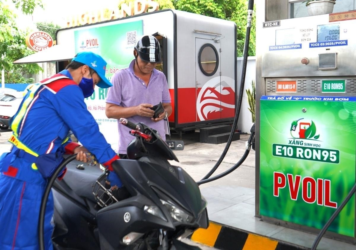 PVOIL - đơn vị thành viên của PETROVIETNAM bảo đảm nguồn cung và đã triển khai bán xăng sinh học E10 đồng bộ trên toàn hệ thống gần 1.000 cửa hàng xăng dầu sớm hơn lộ trình chung.