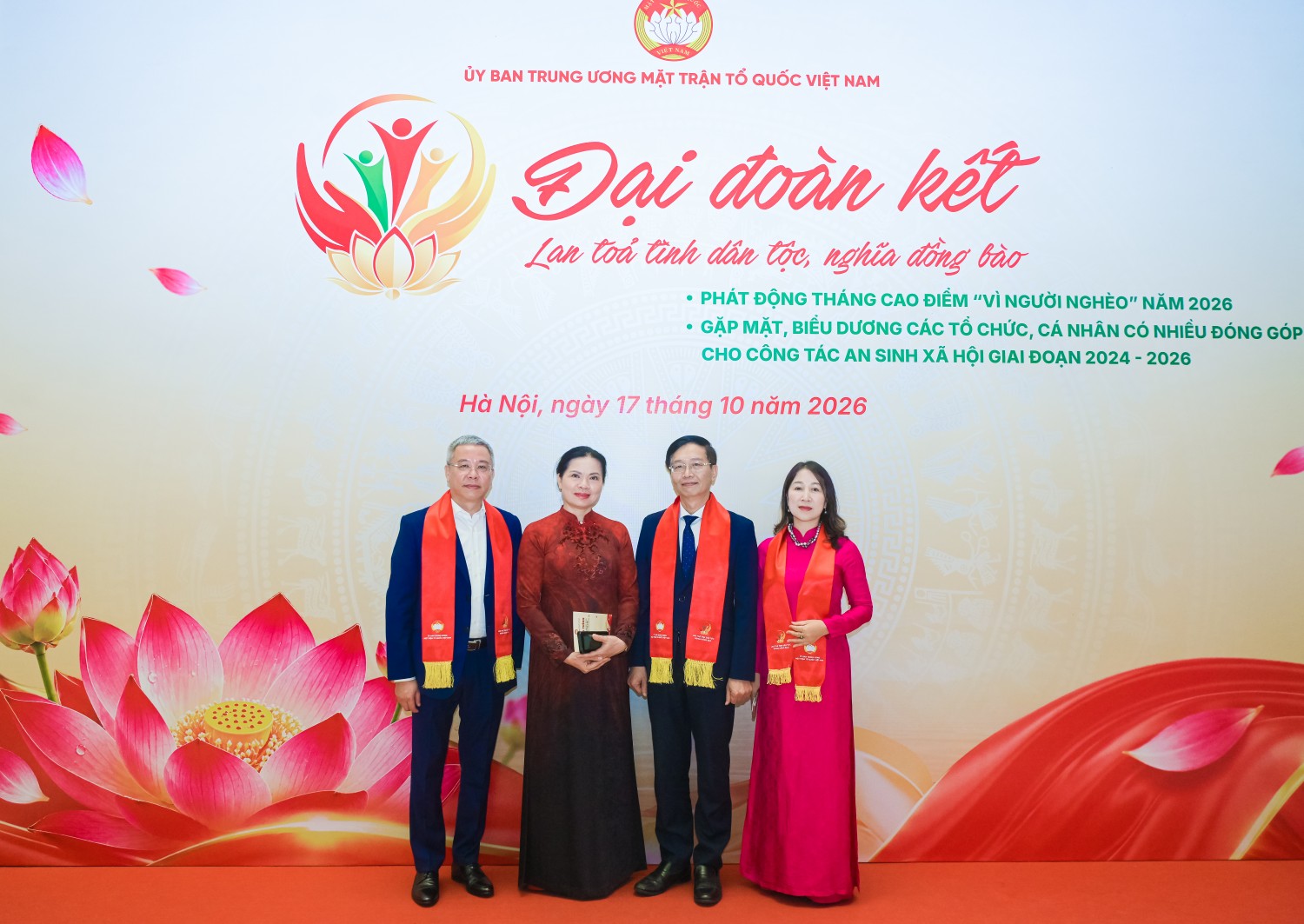 Bà Hà Thị Nga - Ủy viên Ban Chấp hành Trung ương Đảng, Phó Chủ tịch, Tổng Thư ký Ủy ban Trung ương Mặt trận Tổ quốc Việt Nam, cùng ông Trần Quang Dũng và đại diện đơn vị BSR và PV Power tại sự kiện