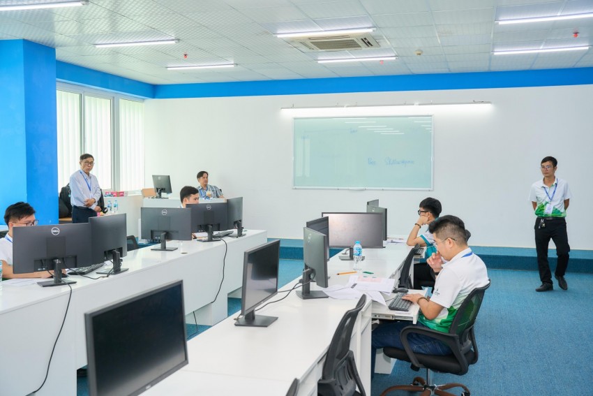 Các thí sinh tham gia thi nghề Quản trị và bảo mật hệ thống mạng công nghệ thông tin.