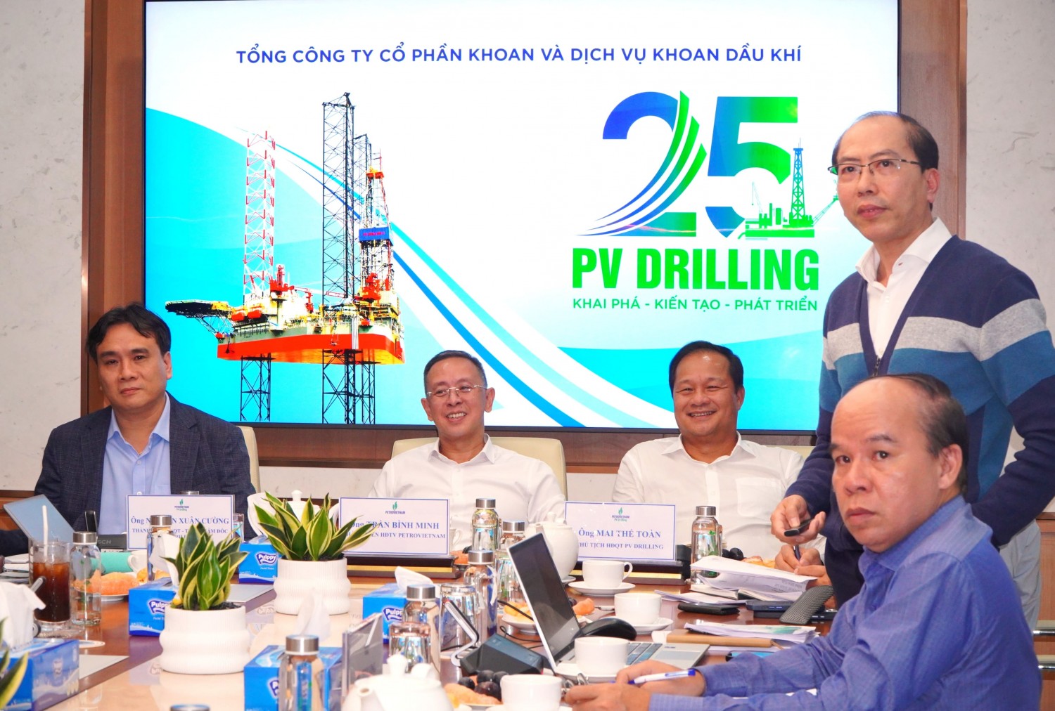 Ông Đỗ Danh Rạng - Phó Tổng Giám đốc PV Drilling báo cáo với Đoàn công tác HĐTV PETROVIETNAM.