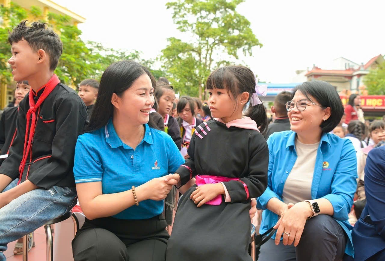 Cán bộ nữ PETROVIETNAM đồng hành, sẻ chia cùng các em học sinh trong hoạt động an sinh xã hội tại địa phương.