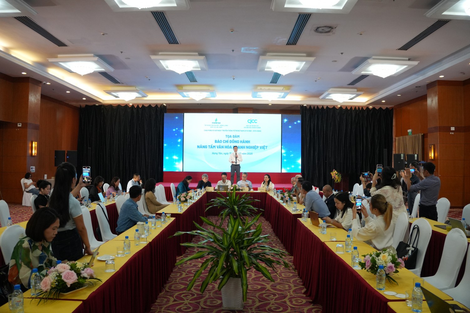 Toàn cảnh tọa đàm.