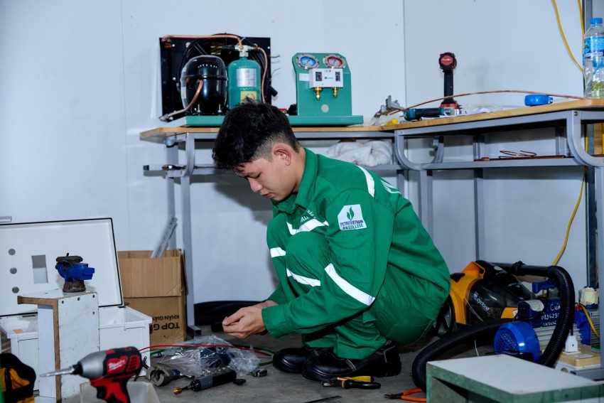 Thí sinh thi nghề Tự động hóa.