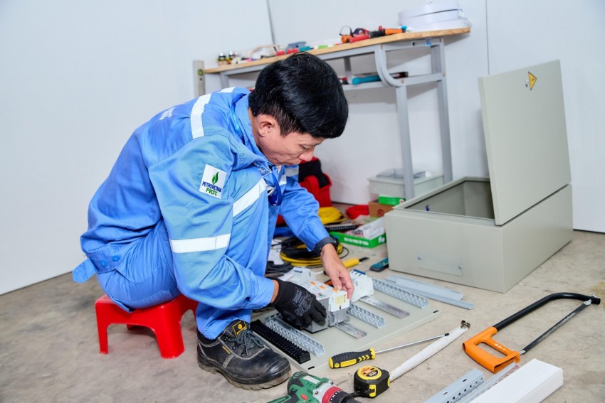 Thí sinh thi nghề Lắp đặt điện.
