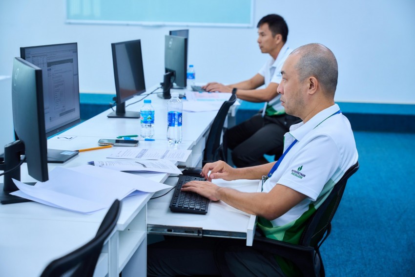 Thí sinh thi nghề Vận hành nhà máy lọc dầu.