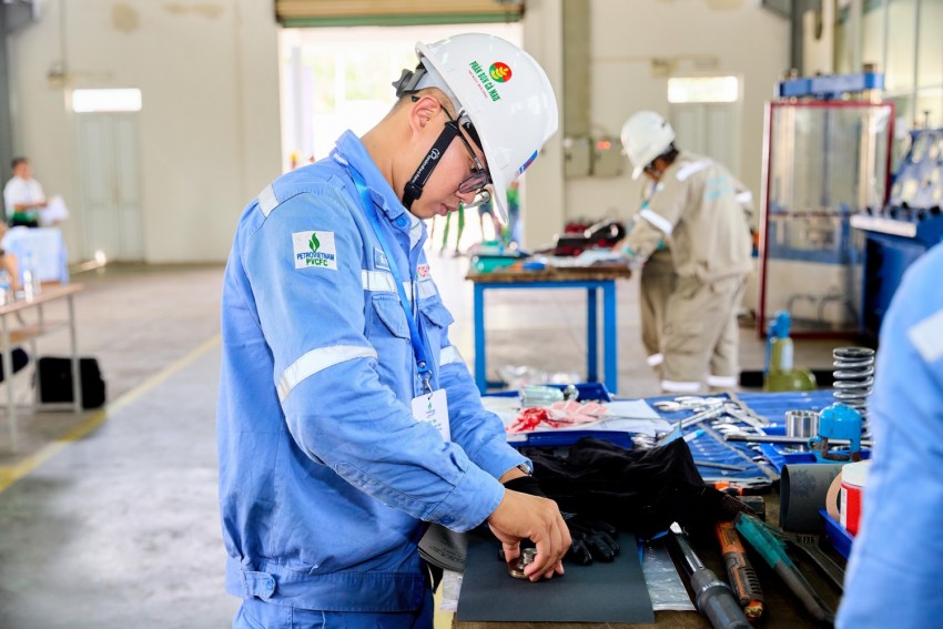 Thí sinh thi nghề Bảo dưỡng sửa chữa thiết bị tĩnh.
