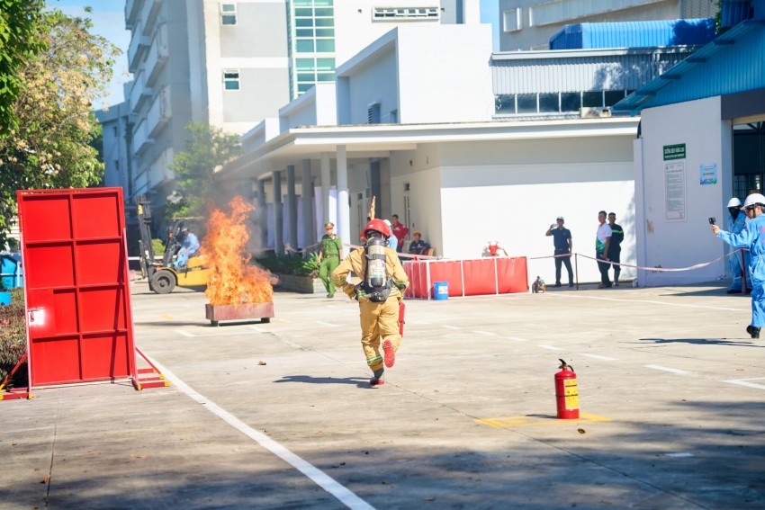 Thí sinh thi nghề Phòng cháy chữa cháy và cứu nạn cứu hộ.