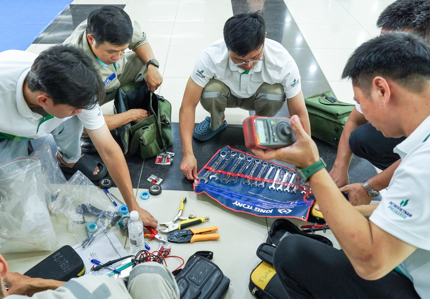 Đội thi Nhà máy Đạm Phú Mỹ kiểm tra dụng cụ trước khi bước vào phần thi.