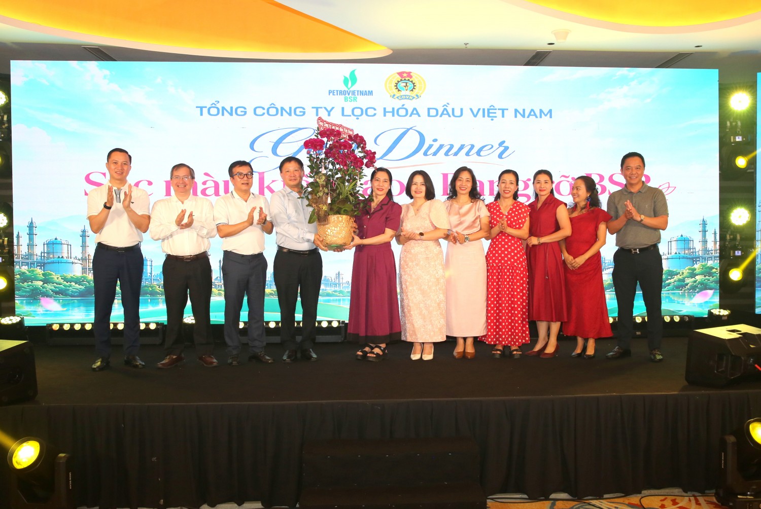 Đại diện Ban lãnh đạo BSR chúc mừng tập thể nữ CBCNV nhân Ngày Phụ nữ Việt Nam 20/10.