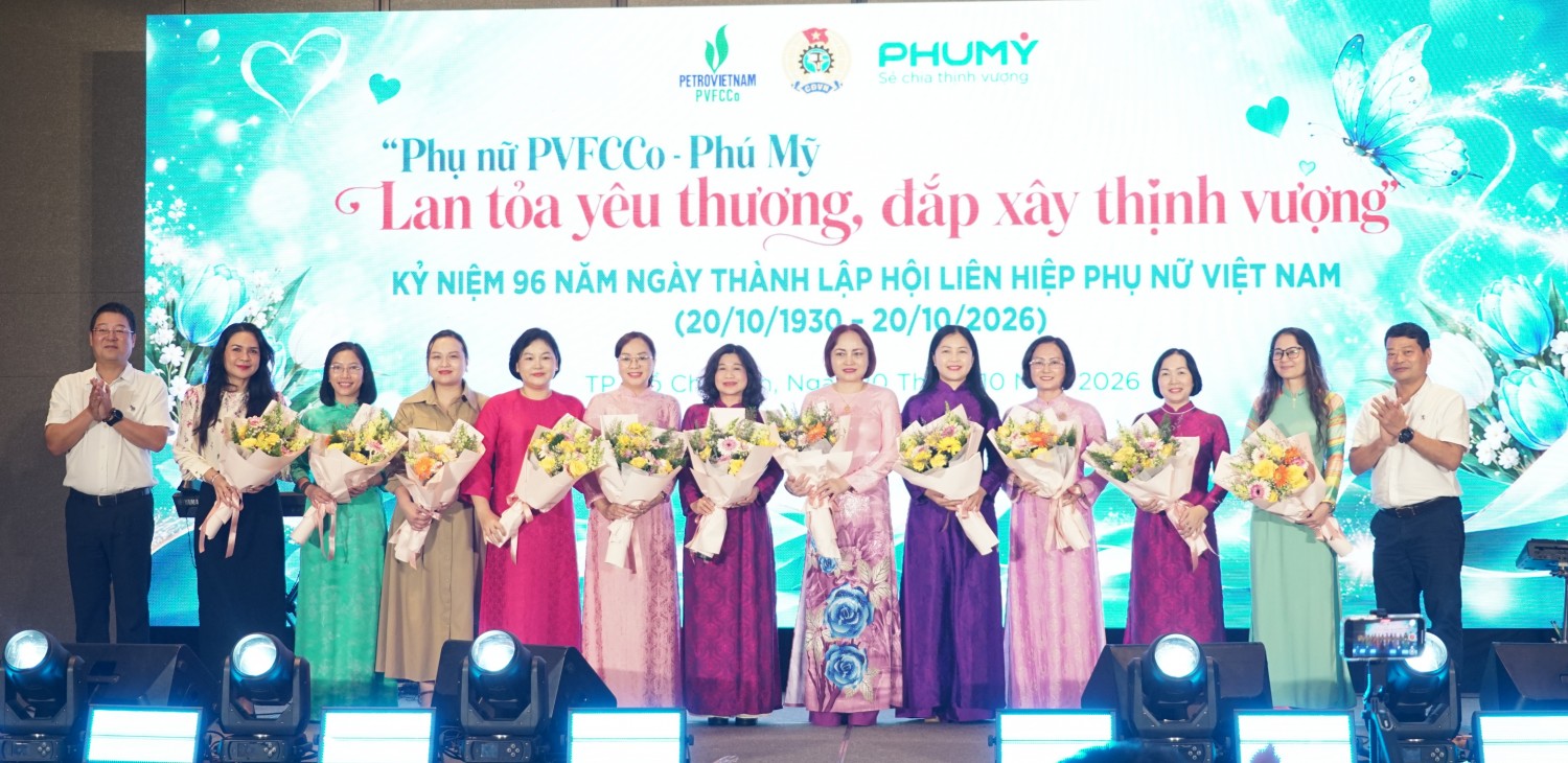 Ông Tạ Quang Huy - Phó Tổng Giám đốc và ông Tống Xuân Phong - Chủ tịch Công đoàn PVFCCo - Phú Mỹ tặng những bó hoa tươi thắm đến các nữ đại biểu, gửi gắm tình cảm trân trọng và lời chúc tốt đẹp tới toàn thể nữ cán bộ, người lao động PVFCCo - Phú Mỹ.