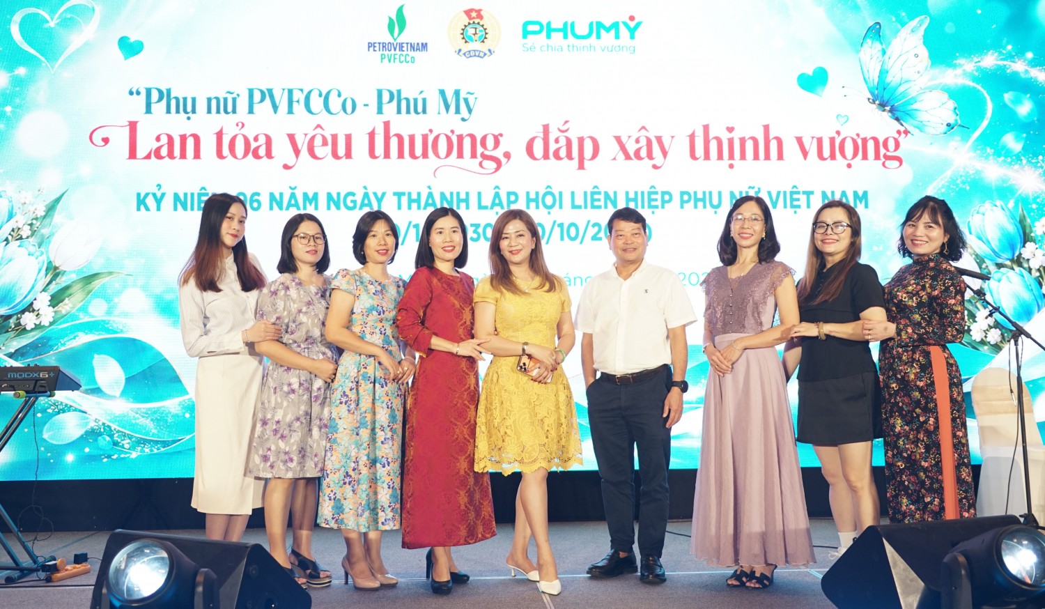 Ông Tống Xuân Phong - Chủ tịch Công đoàn PVFCCo - Phú Mỹ chúc mừng tập thể nữ cán bộ, người lao động nhân Ngày Phụ nữ Việt Nam 20/10.