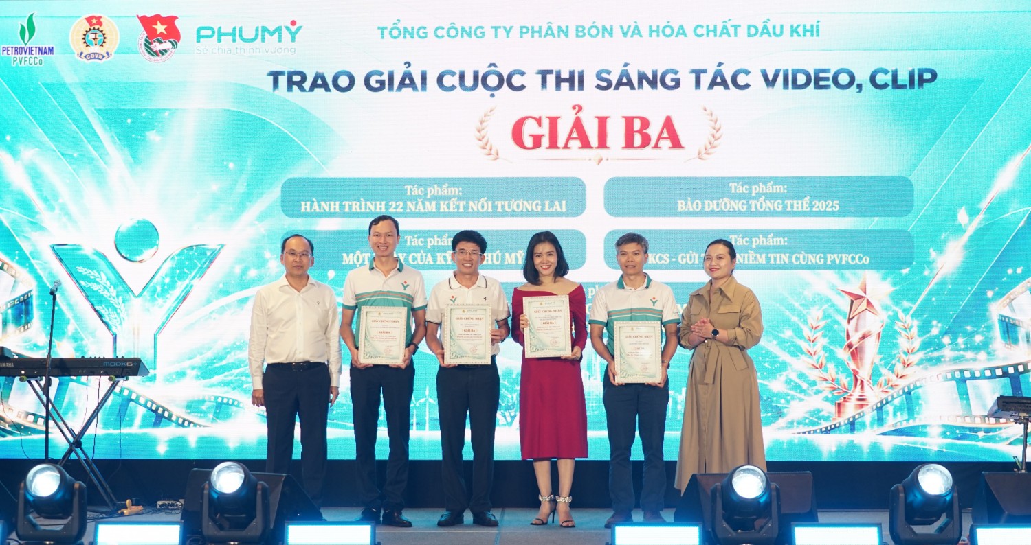 Lãnh đạo PVFCCo - Phú Mỹ trao chứng nhận cho các tập thể, nhóm tác giả đạt giải Nhất, Nhì, Ba cuộc thi sáng tác video, clip “Phú Mỹ 22 năm, gắn trọn niềm tin”.