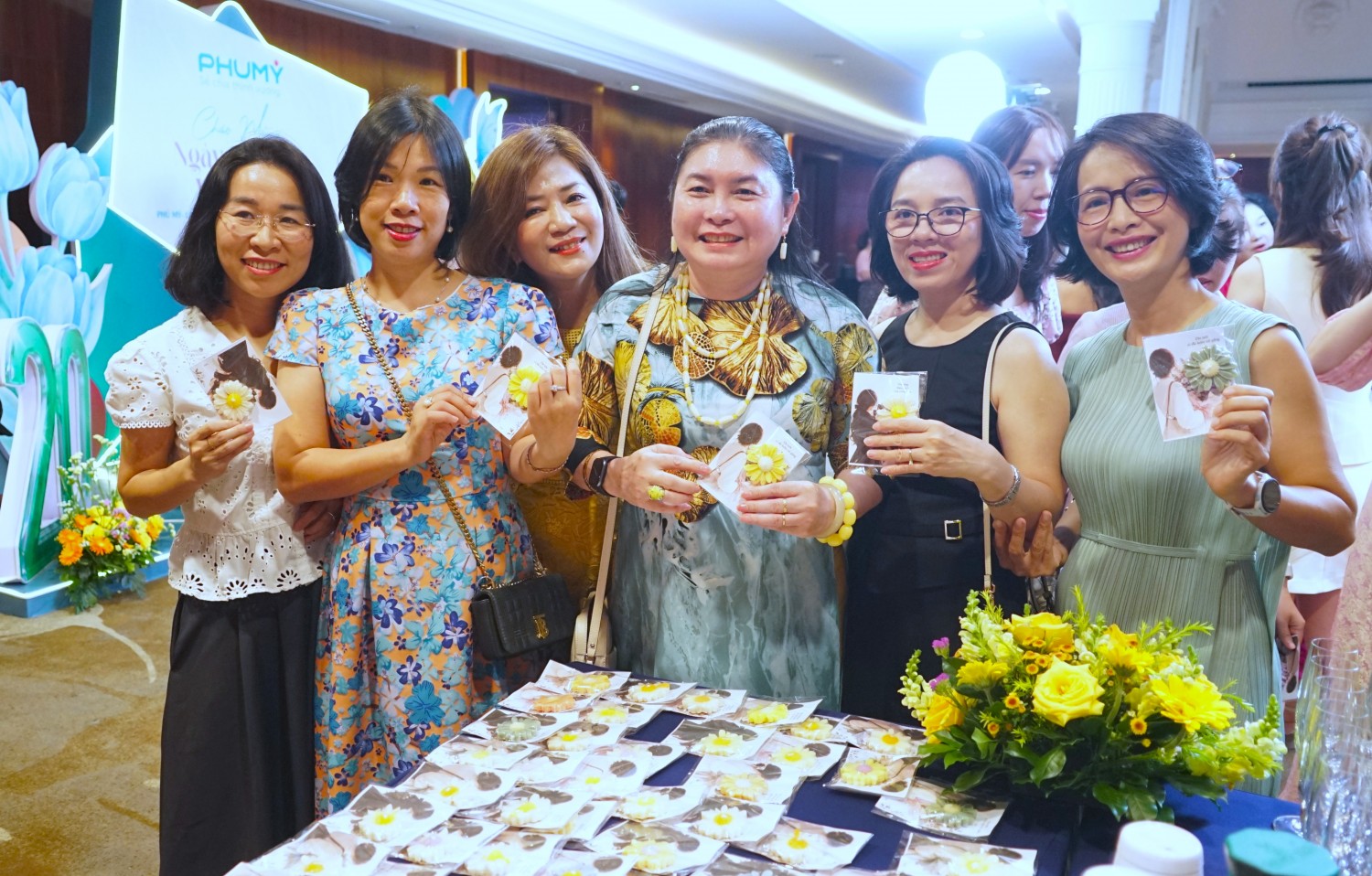 Những món quà nhỏ gửi tặng nữ cán bộ, người lao động PVFCCo - Phú Mỹ tham dự chương trình, thể hiện sự quan tâm và tình cảm trân trọng dành cho chị em nhân Ngày Phụ nữ Việt Nam 20/10.
