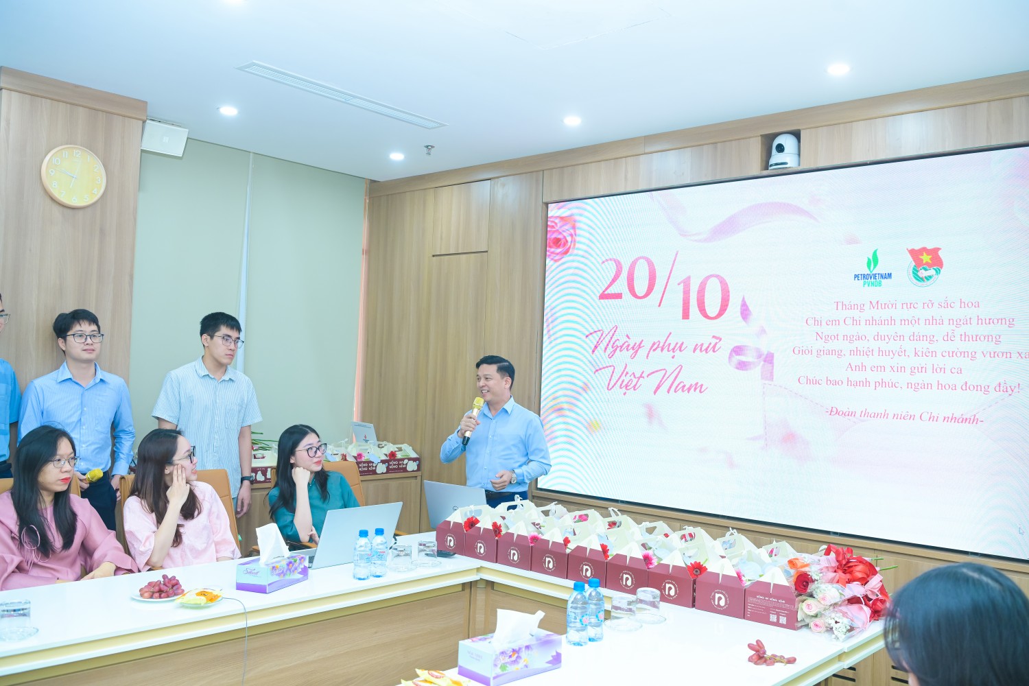 Các tiết mục ca nhạc góp phần tạo không khí vui tươi, ấm áp, gửi gắm tình cảm và những lời chúc tốt đẹp đến nữ cán bộ, nhân viên PVNDB.