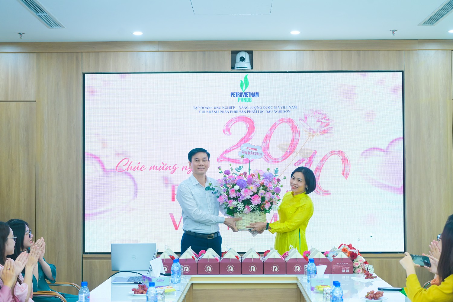 Ông Nguyễn Duyên Cường, Giám đốc PVNDB, đại diện ban lãnh đạo Chi nhánh tặng hoa tri ân nữ cán bộ, nhân viên nhân Ngày Phụ nữ Việt Nam 20/10.