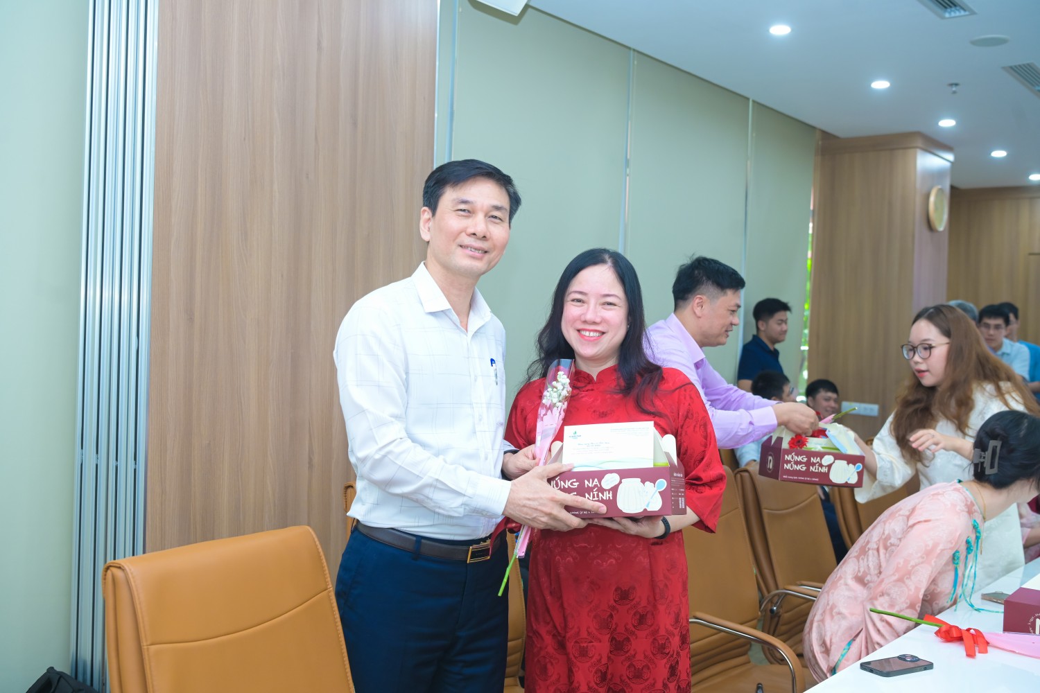 Giám đốc PVNDB Nguyễn Duyên Cường tặng quà cho nữ cán bộ, nhân viên Chi nhánh nhân dịp 20/10