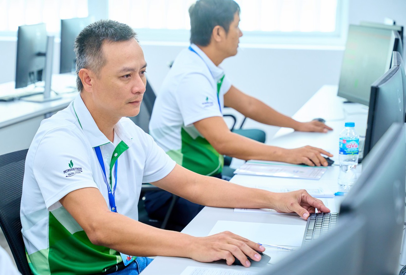 Thí sinh tập trung thực hiện bài thi Điều hành nhà máy điện khí trên hệ thống máy tính. Khác với những nghề thi thiên về thao tác cơ khí, nội dung này đặt ra yêu cầu về kiến thức công nghệ, khả năng đọc hiểu thông số và tư duy phân tích trong quá trình vận hành hệ thống phát điện. Người điều hành cần nắm vững nguyên lý hoạt động của các thiết bị, nhận diện những thay đổi trong trạng thái vận hành và đưa ra phương án xử lý phù hợp nhằm bảo đảm hiệu quả, an toàn và tính liên tục trong hoạt động sản xuất điện.