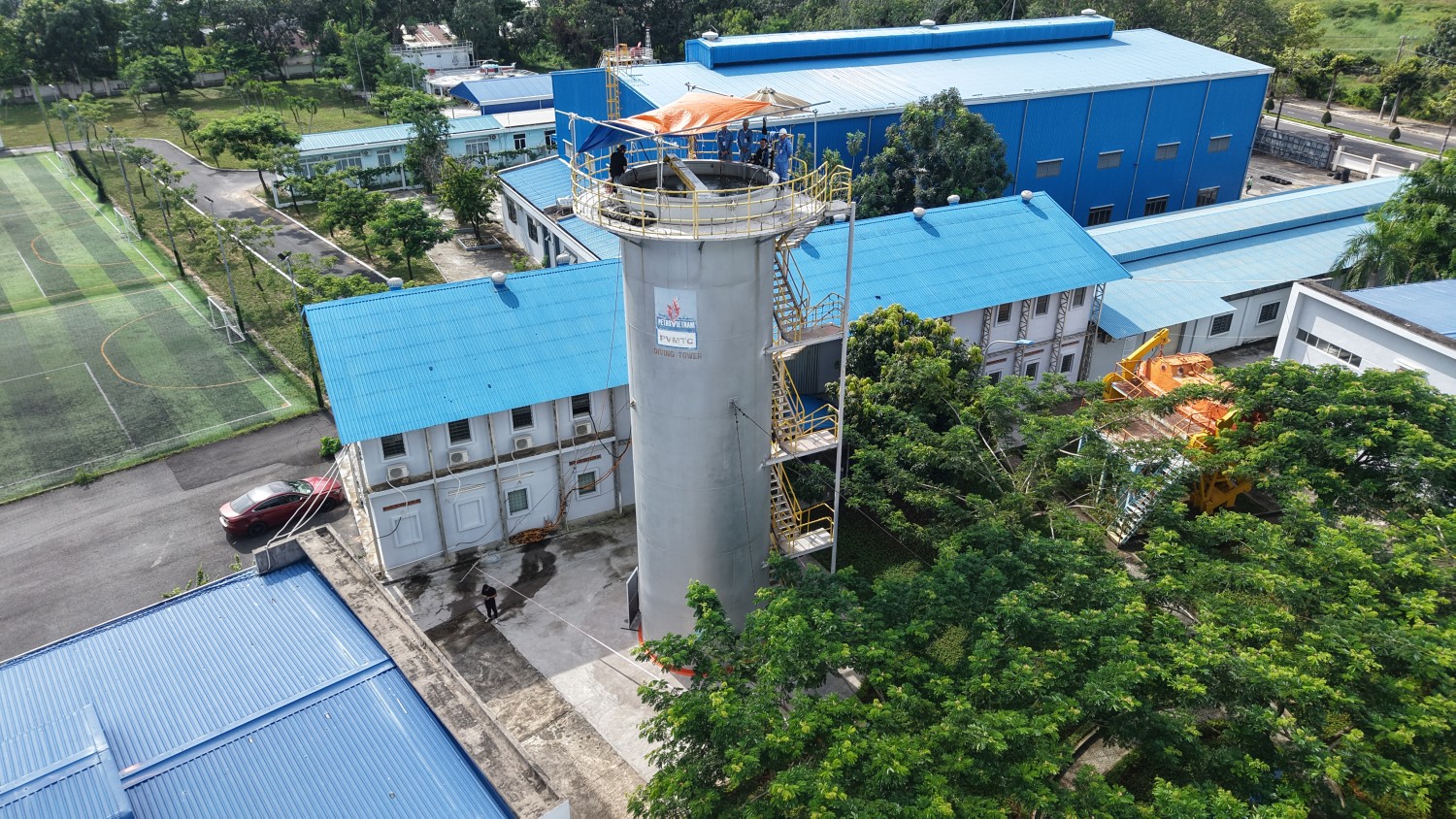 Toàn cảnh khu vực thi Lặn thi công được tổ chức tại tháp lặn chuyên dụng của PVCollege.