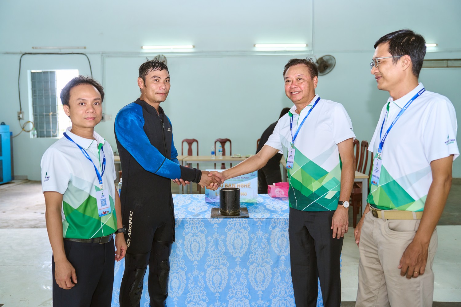 Đại diện Ban Tổ chức, Ban Giám khảo động viên thí sinh ở nghề Lặn thi công. Đây là nghề có tính đặc thù cao, không chỉ đòi hỏi kỹ năng thao tác dưới nước mà còn yêu cầu khả năng giữ bình tĩnh, sức bền và tính kỷ luật trong môi trường làm việc nhiều áp lực. Việc đưa nghề Lặn thi công vào Hội thi năm nay góp phần mở rộng cơ hội giao lưu, đánh giá năng lực và tôn vinh đội ngũ lao động kỹ thuật đang đảm nhận những công việc thầm lặng tại các công trình ngoài khơi.