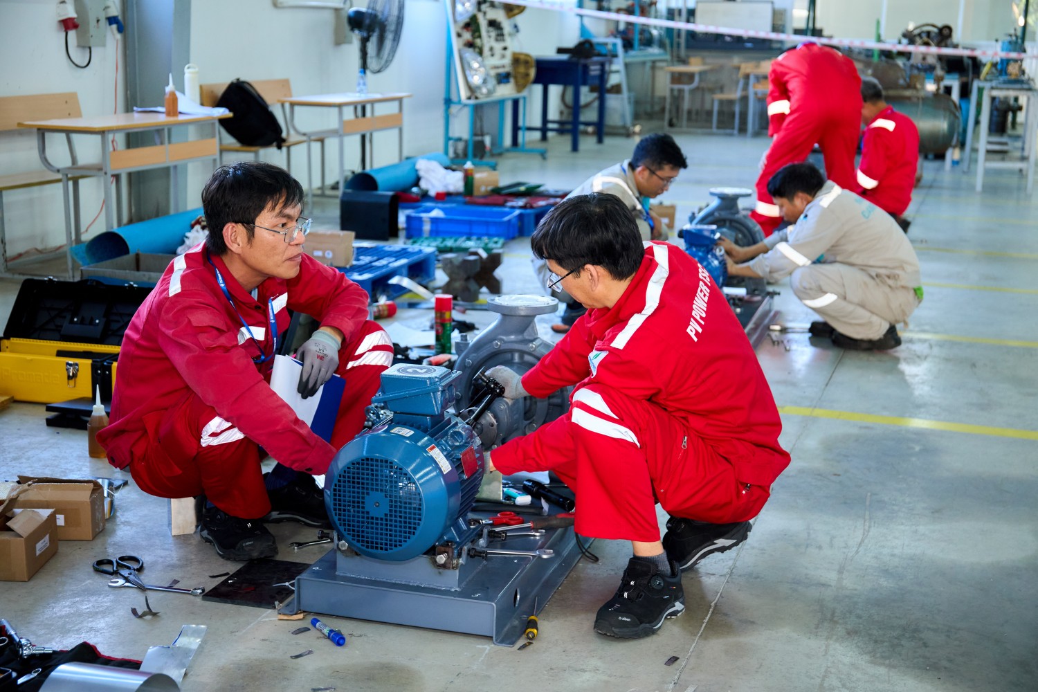 Các thí sinh phối hợp kiểm tra, thực hiện các thao tác kỹ thuật trên cụm bơm và động cơ điện trong phần thi Bảo dưỡng thiết bị động. Phần thi không chỉ đánh giá tay nghề cá nhân mà còn đặt ra yêu cầu về khả năng phối hợp giữa các thành viên, phân chia công việc hợp lý và xử lý nhiệm vụ trong thời gian quy định, những yếu tố quan trọng trong công tác bảo dưỡng thiết bị tại các nhà máy, công trình dầu khí.