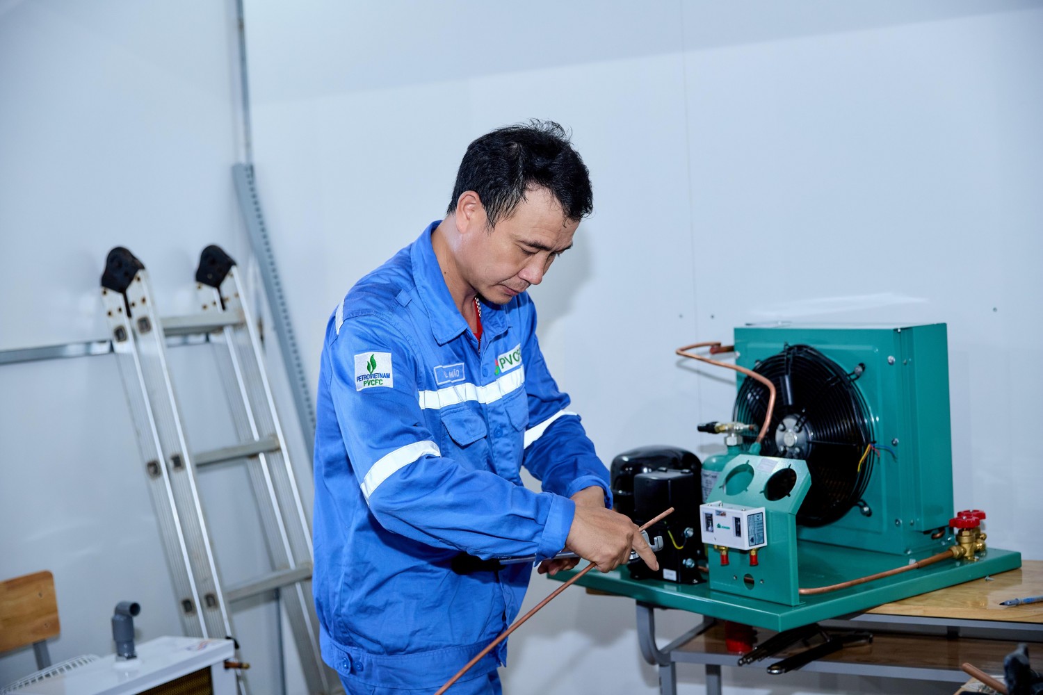 Mỗi thao tác chuẩn xác tại Hội thi không chỉ thể hiện quyết tâm rèn luyện, nâng cao tay nghề của anh Lê Đình Mão mà còn gửi gắm thông điệp tới các kỹ sư, công nhân trẻ: Vững tin, nhiệt huyết và không ngừng vươn lên.