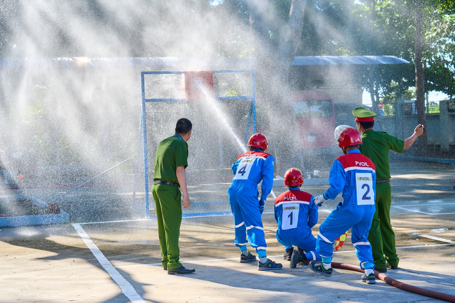 Tiếp đó, các thí sinh tiếp tục triển khai đội hình, kết nối hệ thống máy bơm nước với các đường vòi chữa cháy, kiểm tra các khớp nối và nhanh chóng cơ động đến vị trí xảy ra cháy để thực hiện phun nước dập lửa. Toàn bộ quá trình đòi hỏi sự phối hợp nhịp nhàng, phân công nhiệm vụ hợp lý và thao tác chính xác giữa các thành viên. Kết quả phần thi được đánh giá dựa trên thời gian hoàn thành, chất lượng thực hiện các thao tác kỹ thuật và khả năng phối hợp của cả đội, qua đó phản ánh năng lực tổ chức, triển khai lực lượng và xử lý tình huống trong công tác chữa cháy, cứu nạn cứu hộ thực tế.