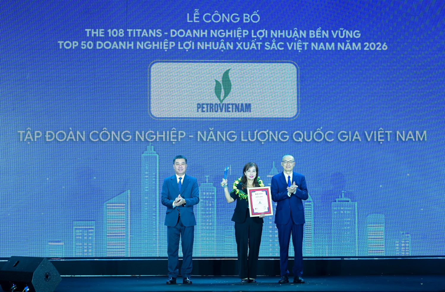 PETROVIETNAM dẫn đầu Top 50 Doanh nghiệp lợi nhuận xuất sắc Việt Nam, đồng thời được vinh danh trong danh sách The 108 Titans - Doanh nghiệp lợi nhuận bền vững.