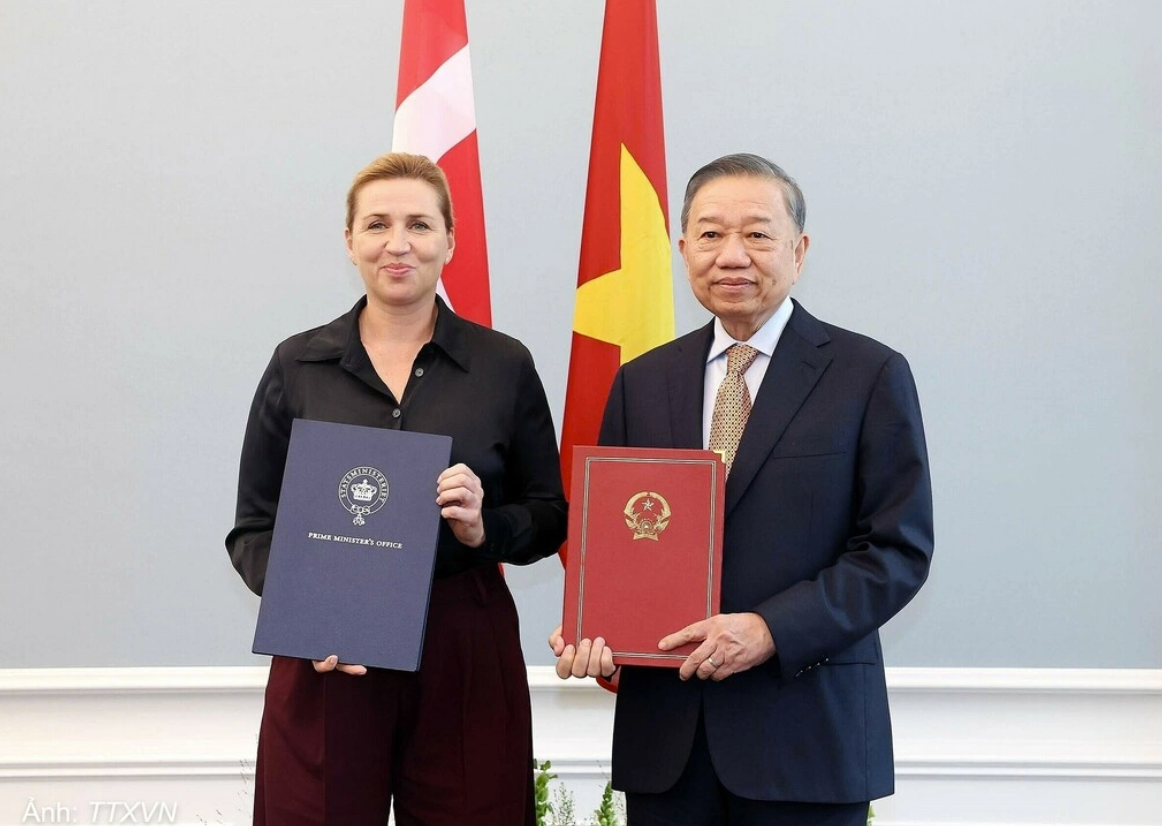Tổng Bí thư, Chủ tịch nước Tô Lâm và Thủ tướng Đan Mạch Mette Frederiksen trao Tuyên bố chung về thiết lập quan hệ Đối tác Chiến lược Toàn diện Việt Nam - Đan Mạch tại Copenhagen ngày 20/10. (Ảnh: TTXVN)