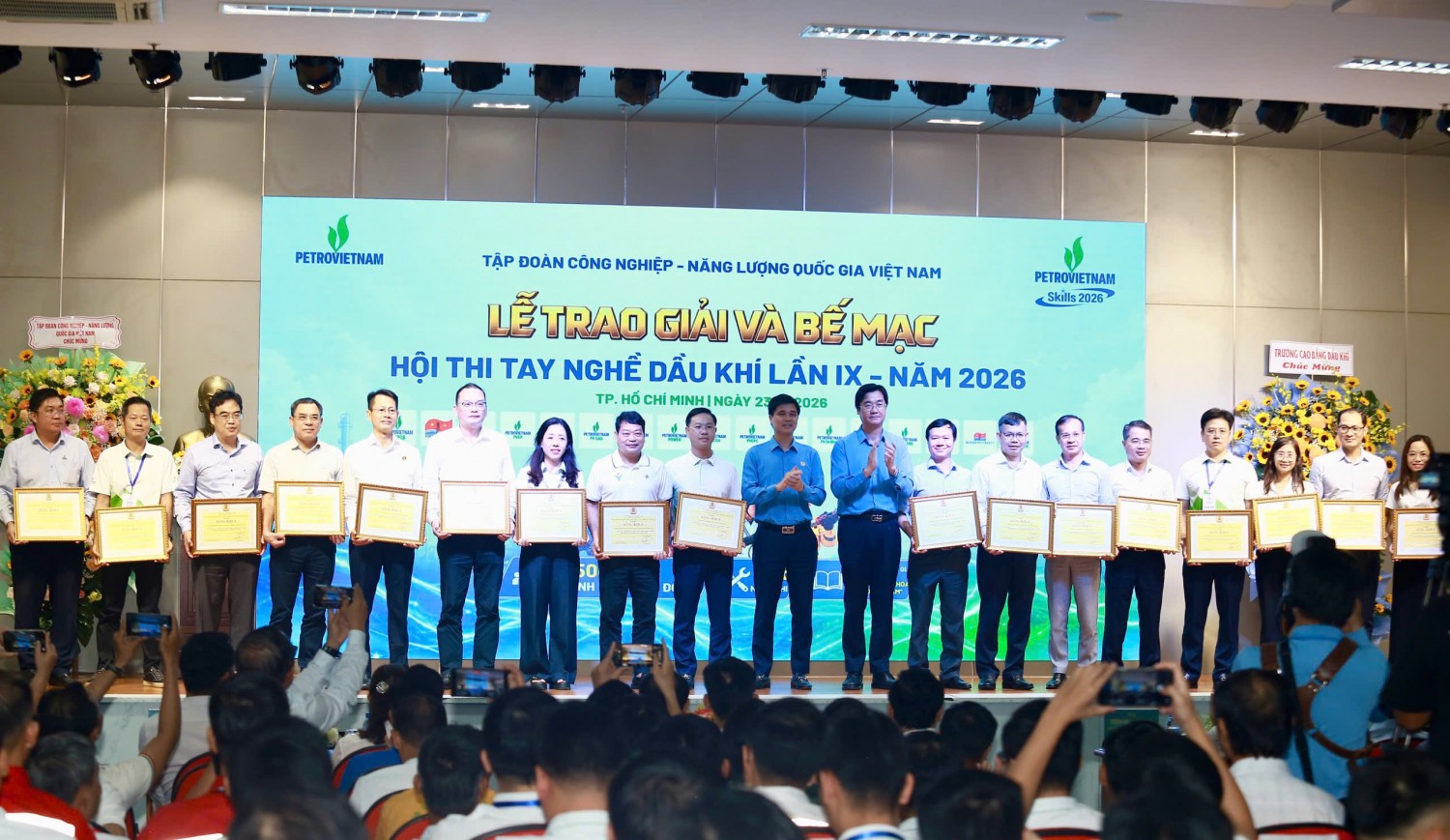 Ông Ngọ Duy Hiểu và ông Nguyễn Mạnh Kha trao Bằng khen cho 17 tập thể Công đoàn trực thuộc