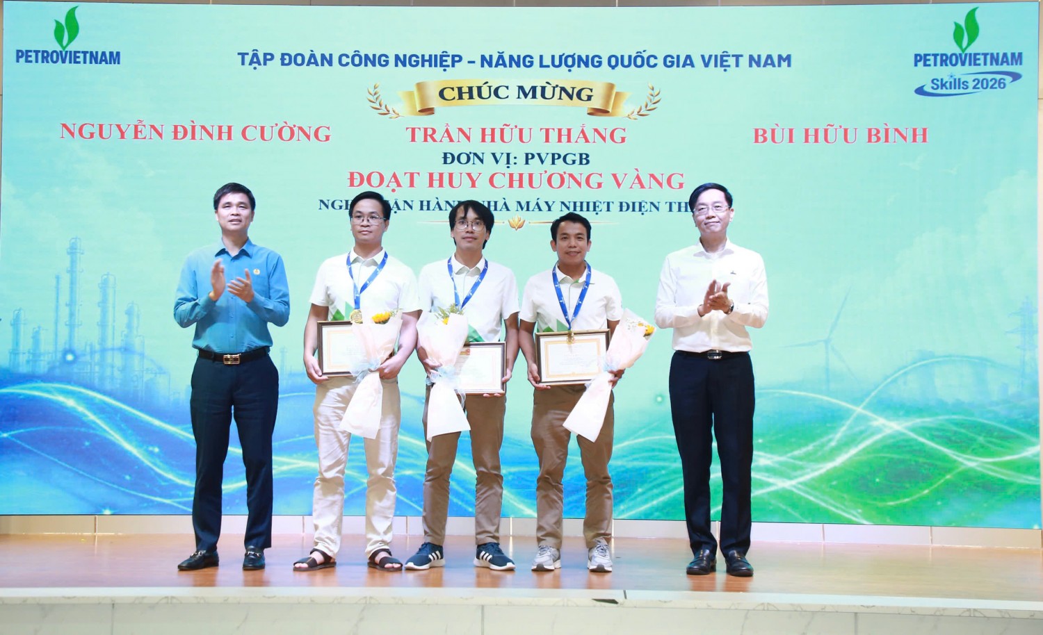 Ông Ngọ Duy Hiểu, Phó Chủ tịch thường trực Tổng Liên đoàn Lao động Việt Nam và ông Trần Quang Dũng, Phó Bí thư thường trực Đảng uỷ PETROVIETNAM trao Bằng khen và Huy chương Vàng cho các thí sinh.
