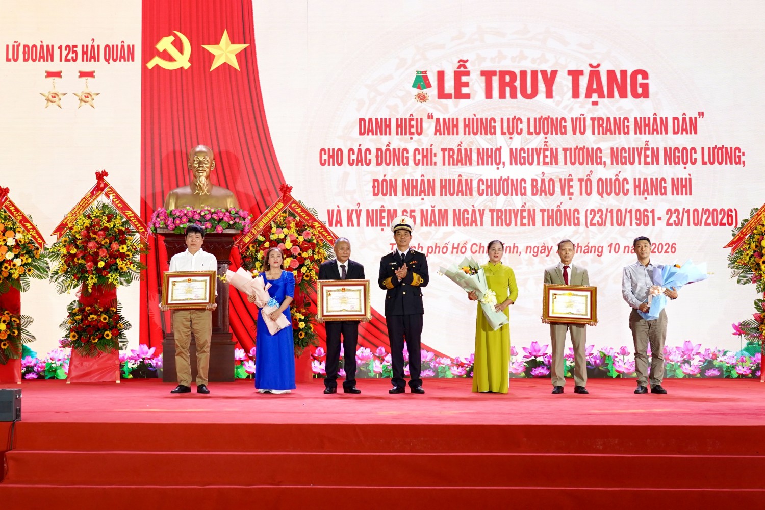 Chính ủy Quân chủng Hải quân Nguyễn An Phong trao Danh hiệu Anh hùng Lực lượng vũ trang nhân dân đến thân nhân các liệt sĩ