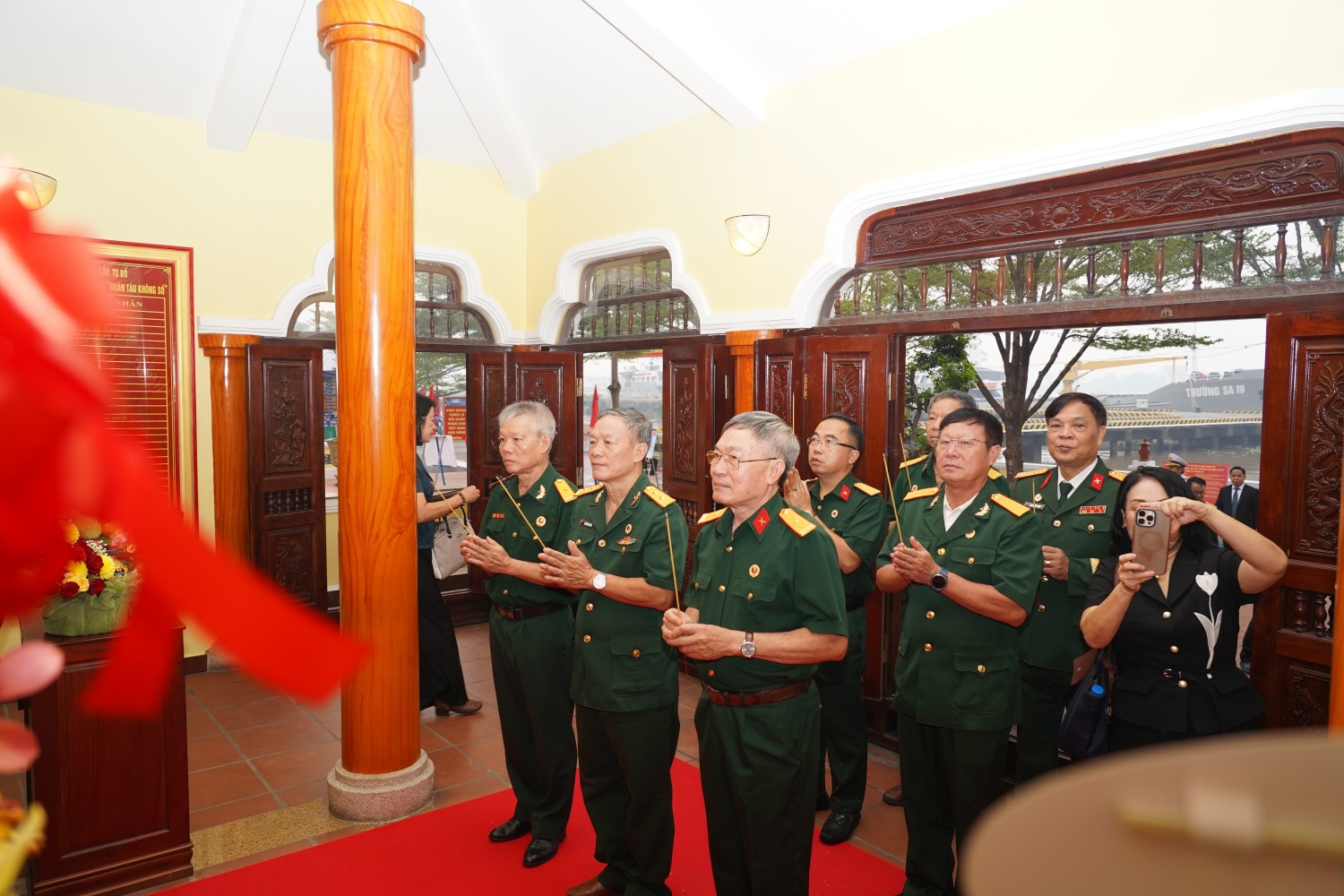 Đoàn công tác Hội Cựu chiến binh Bộ máy QL&ĐH PETROVIETNAM dâng hương tại các điểm tưởng niệm ở cảng Lữ đoàn 125