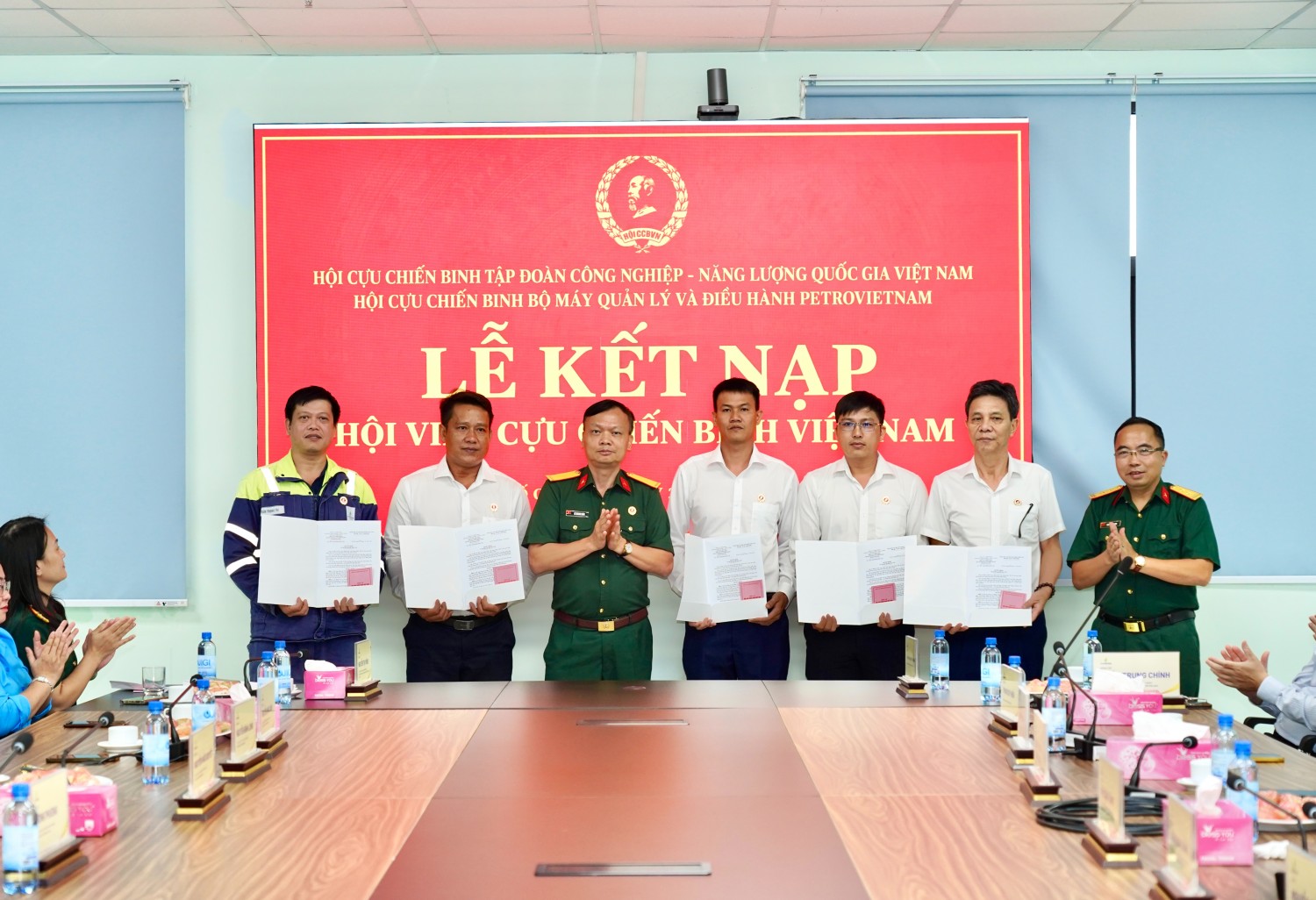 Đồng chí Lê Quang Toán, Phó Chủ tịch Thường trực Hội CCB PETROVIETNAM và đồng chí Nguyễn Văn Định, Phó Chủ tịch Hội CCB Tập đoàn, Phó Chủ tịch Hội CCB Bộ máy QL&ĐH PETROVIETNAM trao quyết định kết nạp và huy hiệu Hội cho các hội viên mới.