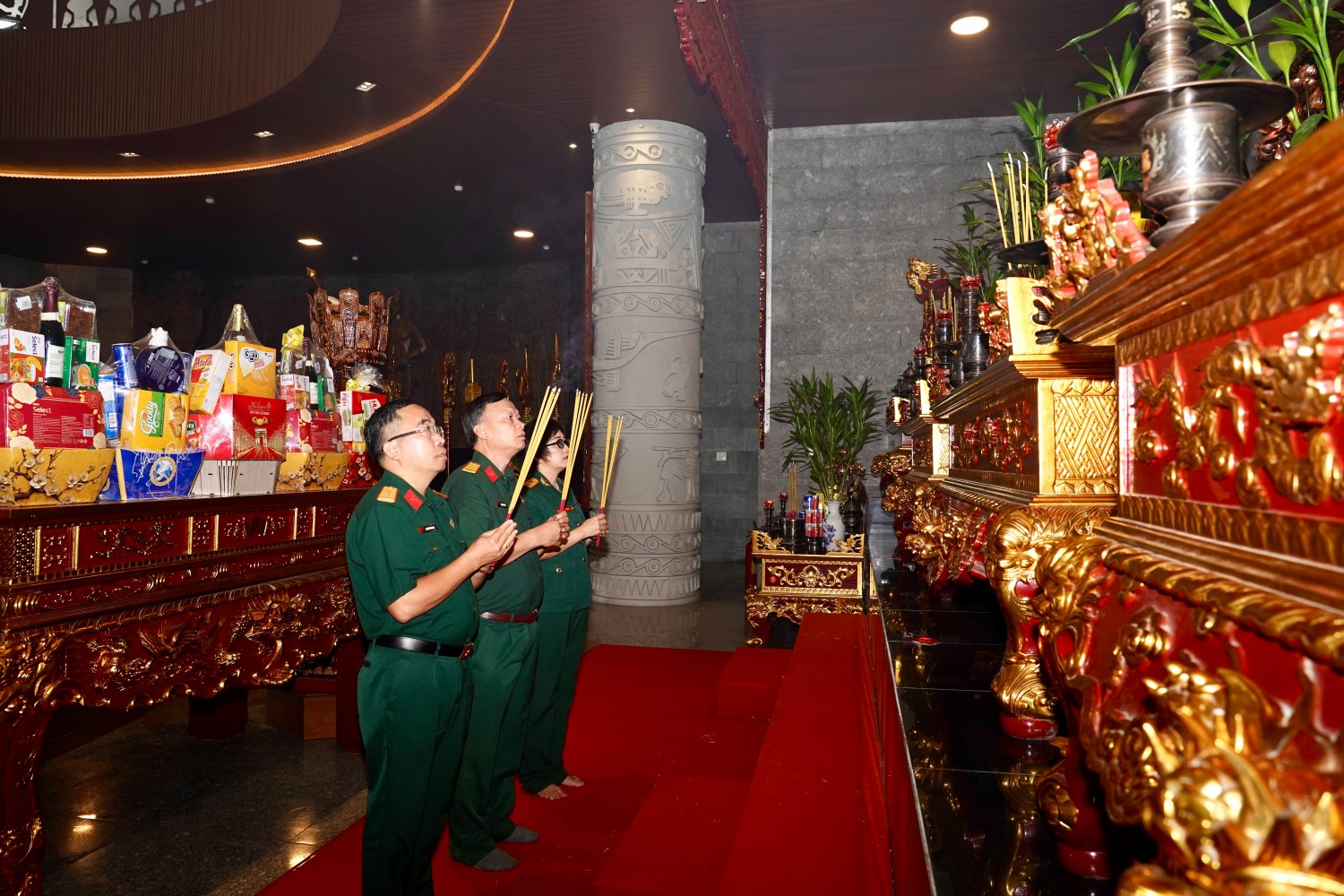 Đoàn công tác thực hiện nghi thức dâng hương tại Đền thờ Vua Hùng.