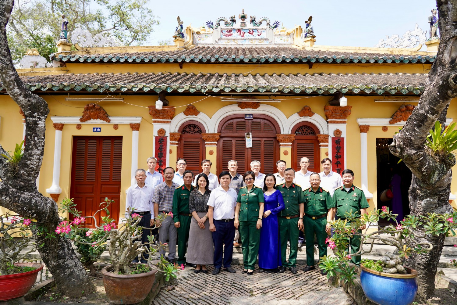 Đoàn công tác tại Đình Bình Thủy.