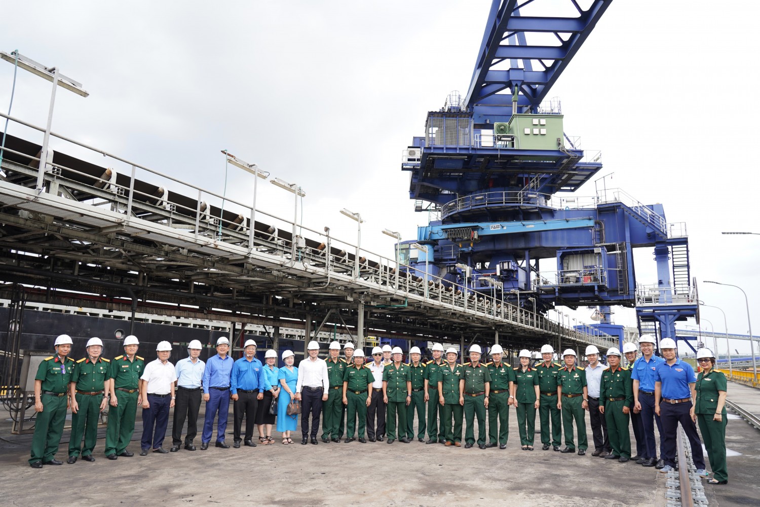 Đoàn công tác tham quan Nhà máy Nhiệt điện Sông Hậu 1.