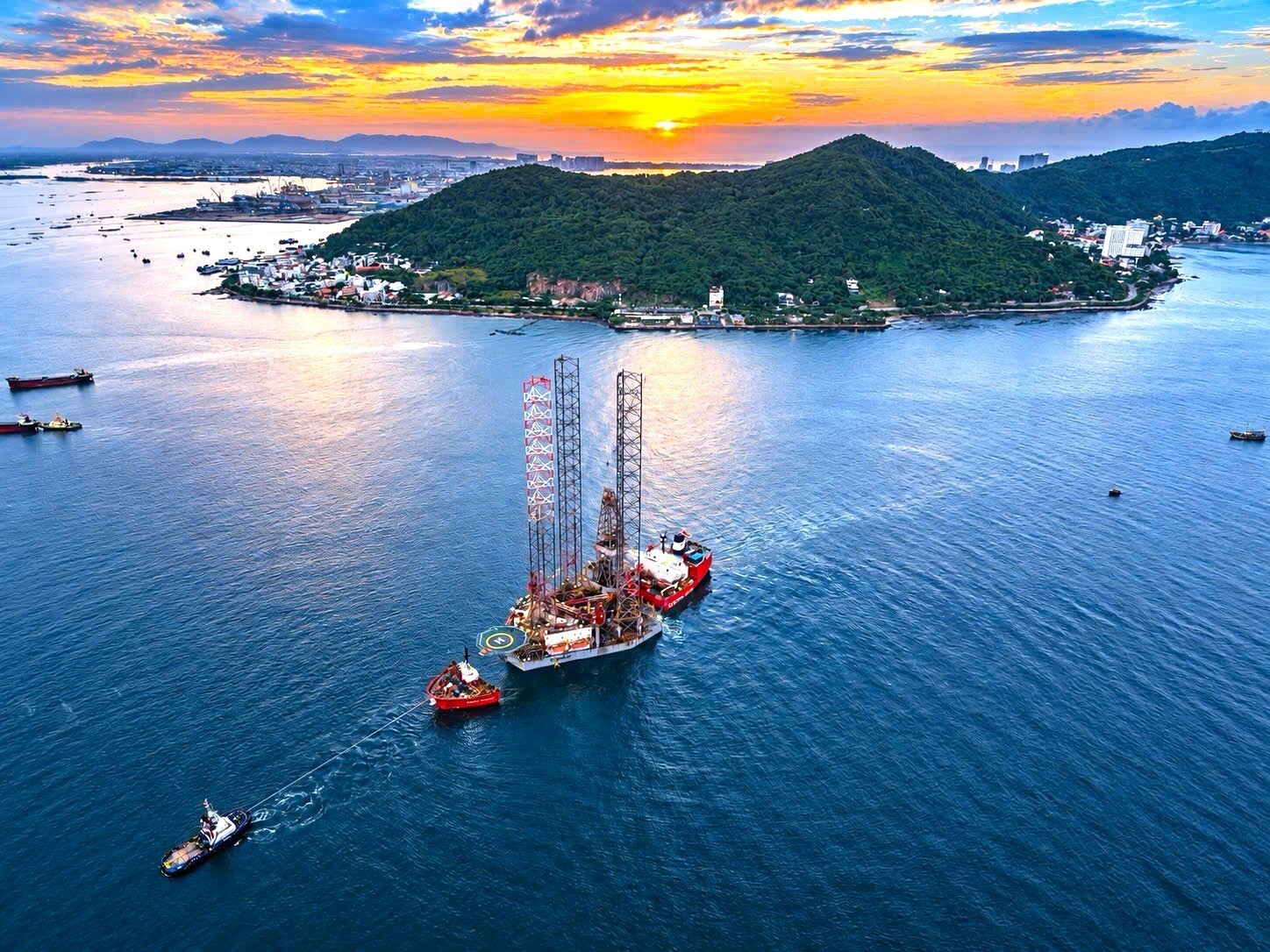 Giàn khoan PV DRILLING X đã vượt 7.261 hải lý từ Namibia về đến vị trí B11 Khu neo đậu Vũng Tàu, TP HCM.