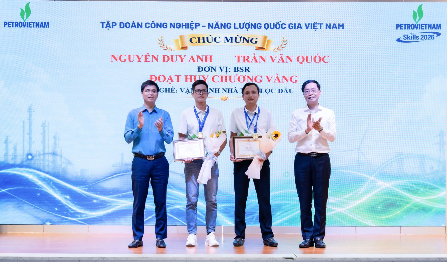 Thí sinh Nguyễn Duy Anh và Trần Văn Quốc nhận Huy chương Vàng ở môn thi Vận hành nhà máy lọc dầu.