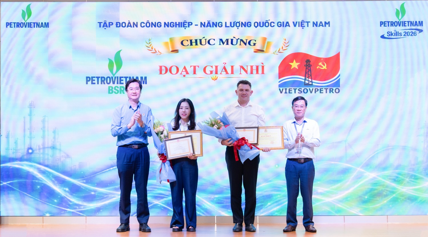 Ban tổ chức trao giải Nhì toàn đoàn cho BSR và Vietsovpetro.