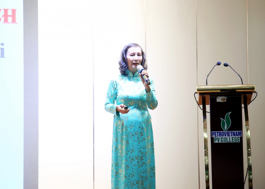 Bà Võ Thị Thanh Nga, đại diện Ban liên lạc Hưu trí báo cáo tình hình hoạt động của Hội Hưu trí PVCollege.