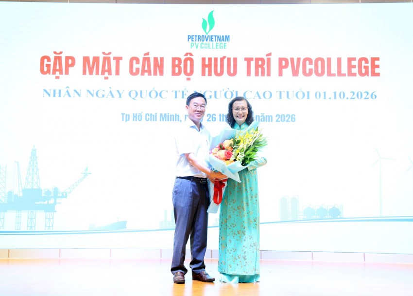 Ông Ngô Xuân Hưng tặng hoa chúc mừng Ban Liên lạc hưu trí PVCollege.