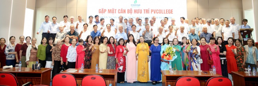 Các đại biểu chụp hình lưu niệm tại buổi gặp mặt.