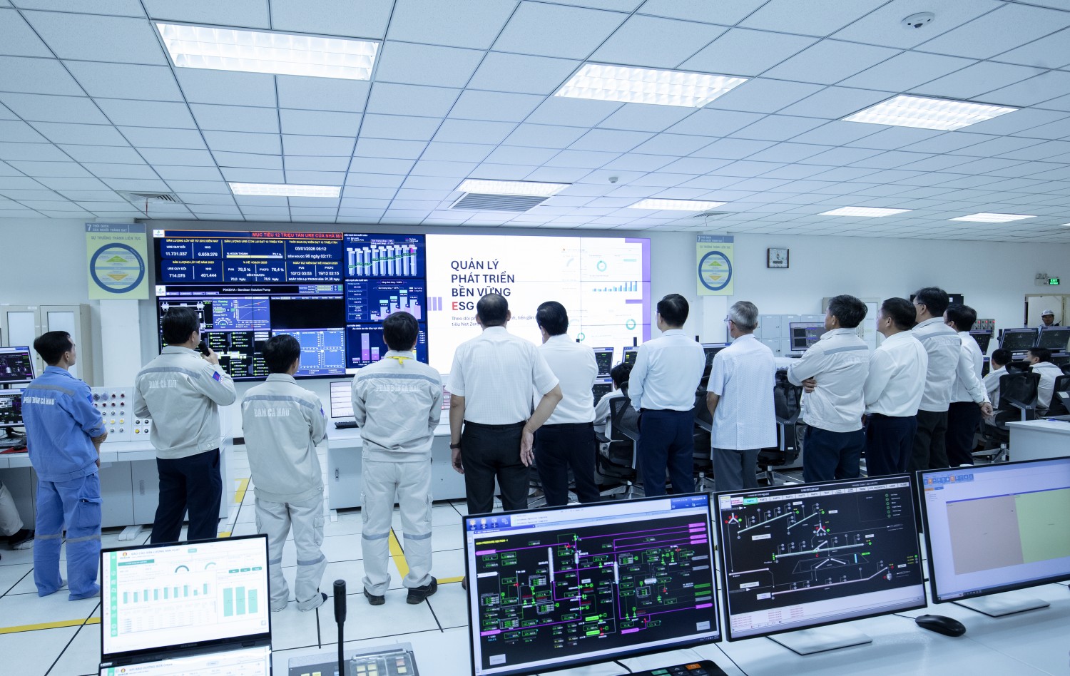 Bên trong phòng điều khiển trung tâm của Nhà máy Đạm Cà Mau.