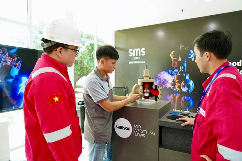 Chuyên gia của SAMSON Việt Nam giới thiệu các tính năng của sản phẩm với các đại biểu và thí sinh tham dự thi Hội thi Tay nghề Dầu khí lần IX.