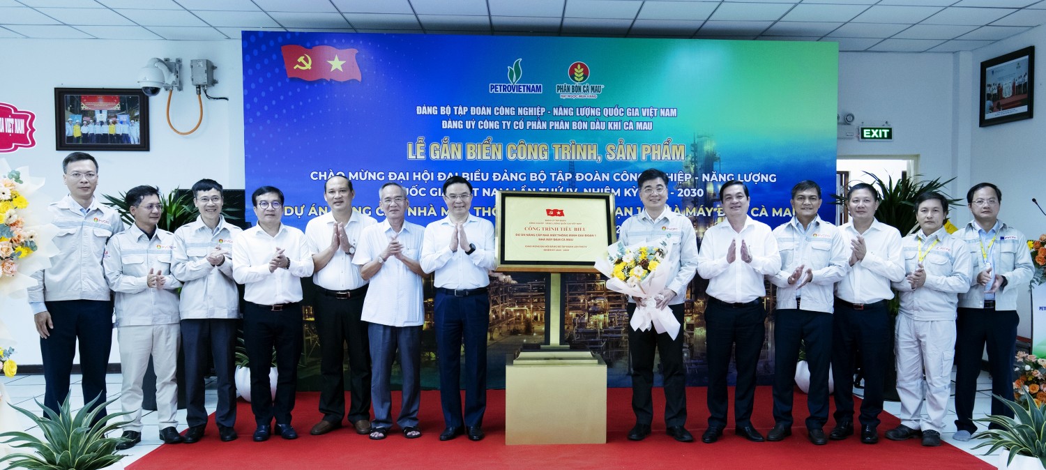 Các đại biểu chúc mừng Lễ gắn biển công trình Dự án nâng cấp Nhà máy thông minh giai đoạn 1.